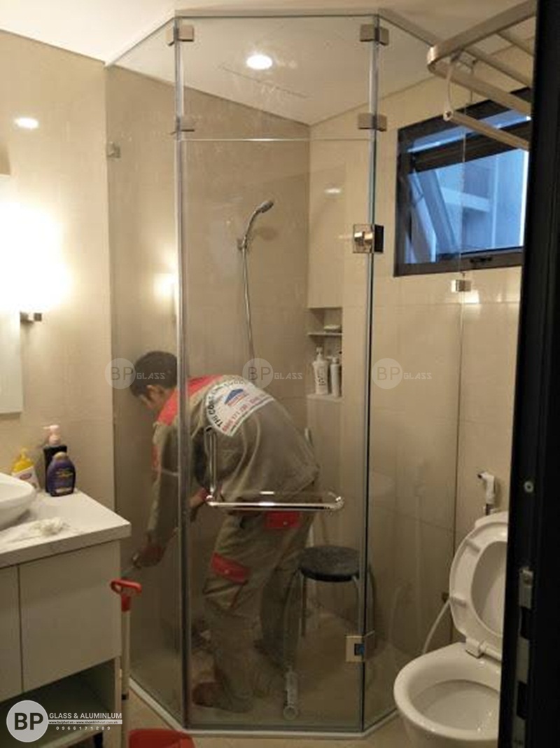 Lắp vách tắm kính, cabin tắm nhà anh Quân Tòa Lạc Hồng